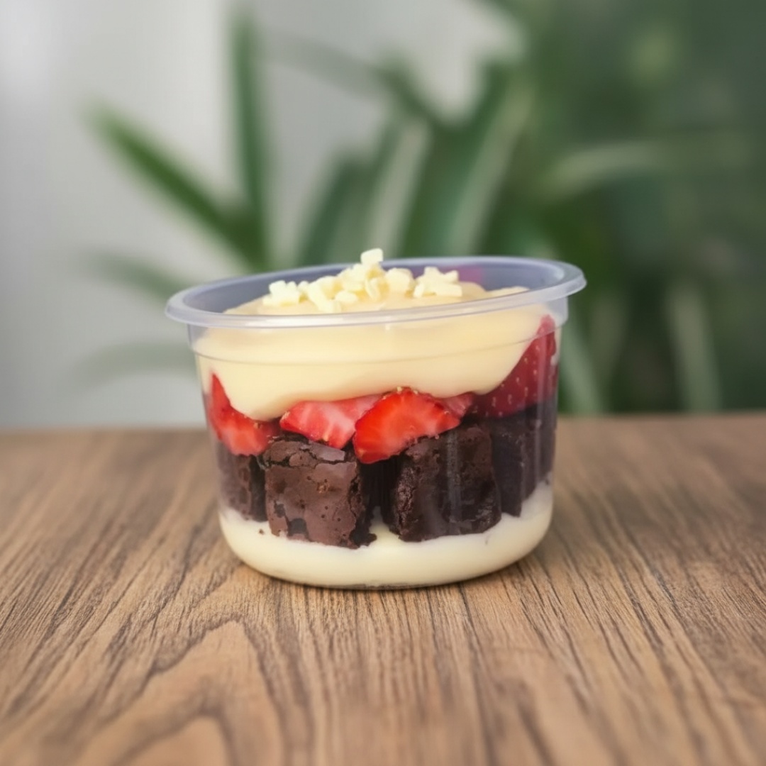 Creme de Ninho, Brownie, Morango, Finalizado com Ninho e Granule Branco.