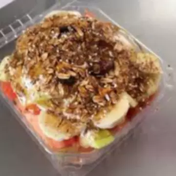 Cóctel de frutas yogurt y granola