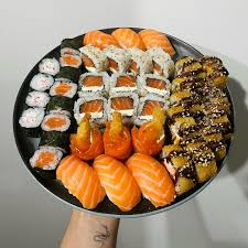 10 Hossomaki Salmão, 10 Uramaki Salmão, 10 Hot Roll Salmão, 5 Hot Roll Kani, 2 Niguiri Salmão, 2 Joe Joe Salmão, 4 Mini Rolinho de queijo