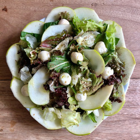 Mix de folhas, queijo de cabra, maçã verde e nozes.