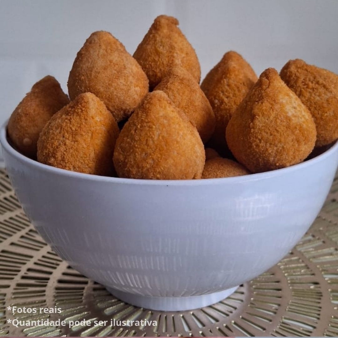 Deliciosos salgados, bem recheados e temperados. Possuem tamanho festa (entre 15 e 18g), ideal para seu evento, confraternização e recepção de amigos. Salgados com massa caseira, saborizadas com temperos naturais e industrializados. Escolha os sabores marcando as opções do cardápio. Em caso de falta de algum sabor será sinalizado no chat e será enviado os demais sabores escolhidos. - A massa básica leva ingredientes com lactose, exceto kibe.