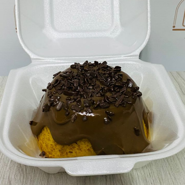 Nosso mini bolo vulcão de cenoura é fofinho por dentro e irresistivelmente coberto com uma generosa camada de chocolate cremoso que transborda a cada garfada. Feito com ingredientes selecionados, perfeito para quem ama um doce caseiro com sabor marcante! (pesa aproxi. 350g)