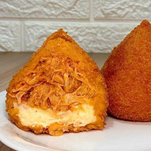 Por fora, massa de batata douradinha e crocante. Por dentro, muito frango cremoso e Catupiry. Uma coxinha artesanal do jeitinho que dá vontade de comer até a última mordida... Peça agora! Peso médio 220g