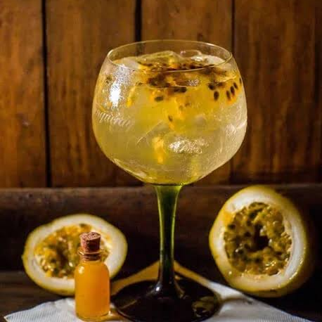 300ml - arpo gin, maracujá, martini bianco, tônica e manjerição.