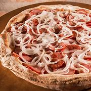 1 pizza de calabresa cebola e bacon +bebida pra acompanhar