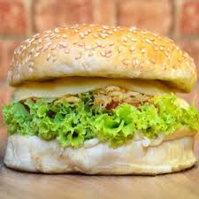 Hambúrguer artesanal, frango grelhado, maionese, alface, tomate, milho, queijo e presunto