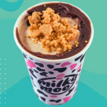 Milkshake feito com sorvete de baunilha, batido com paçoca e borda de brigadeiro. Paçoca no topo. #doces #sobremesas #paçoca #chocolate