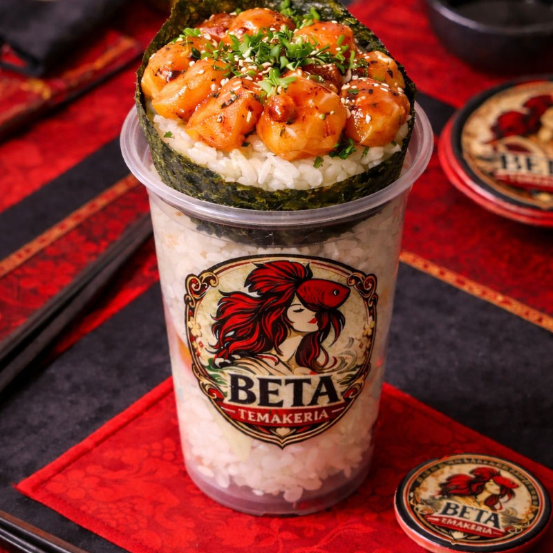 Arroz japonês, camarão grelhado no alho e azeite e cebolinha