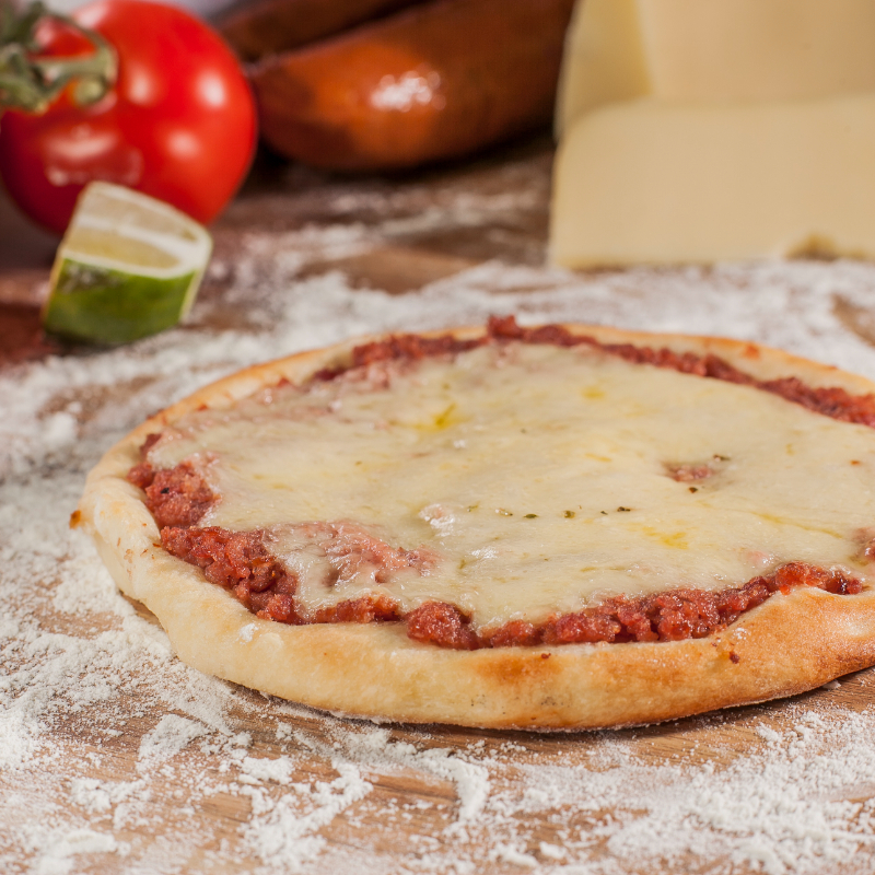 Esfihão preparado com presunto moido, tomate e muçarela