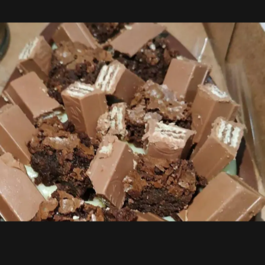 Casca de chocolate brigadeiro branco pedacinhos de brownie kit Kat