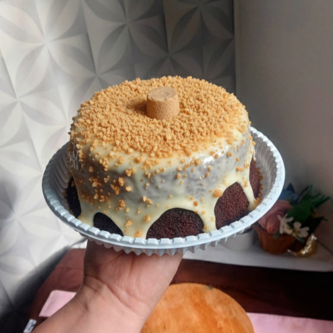 ATENÇÃO!! Para que ele chegue inteirinho e lindo na sua mesa, nós enviamos a massa levemente resfriada. Assim, garantimos a estrutura sem perder a fofura! 🏻 Na hora de consumir: - Sirva sua fatia generosa. - Aqueça por 20 segundos no micro-ondas.️ - Pronto!! A massa volta a ficar ultra macia e derrete na boca! Prefere esperar? Deixe alguns minutos em temperatura ambiente e aproveite. (Serve de 8 a 10 porções)