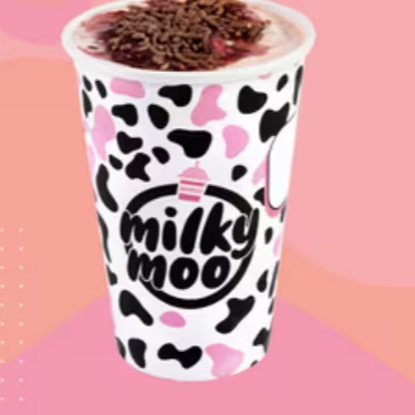 Brownie de chocolate, calda de morango e chocolate granulado