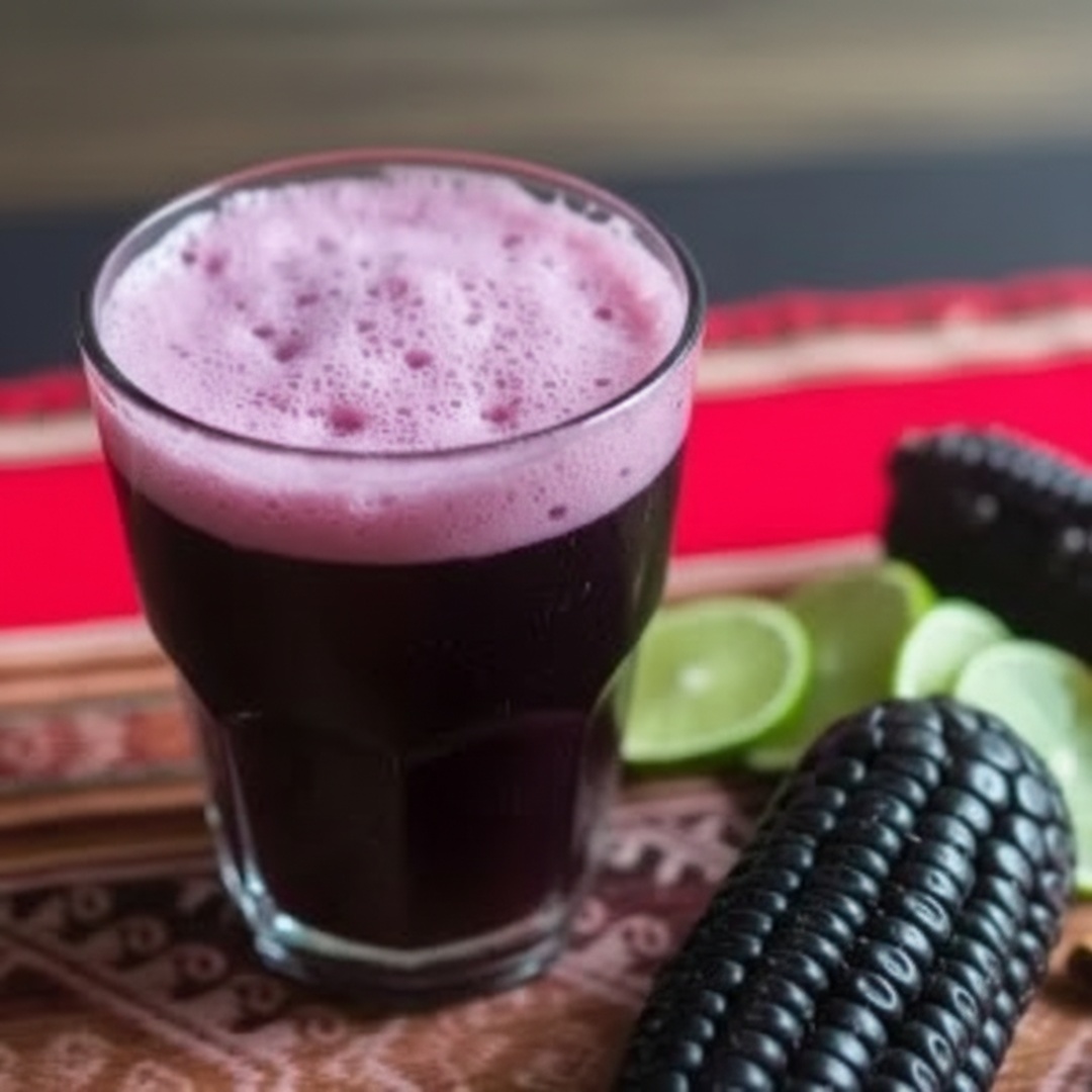 Suco natural de maiz morado (milho roxo), servido gelado com limão. 1000ml