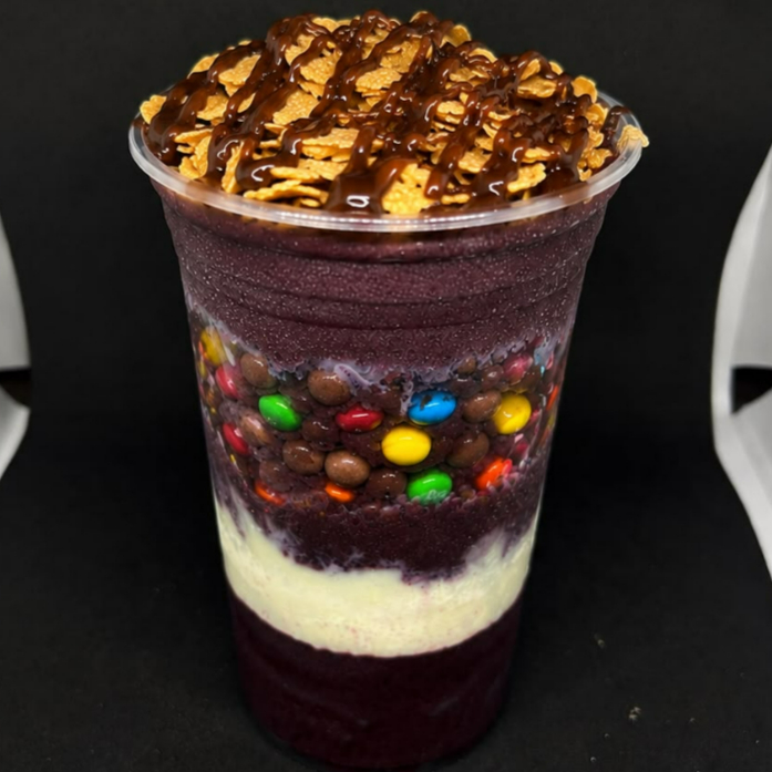 Açaí divertido com leite condensado, leite em pó, confetes coloridos, chocoboll, Surcilhos crocantes e muita calda de chocolate.
