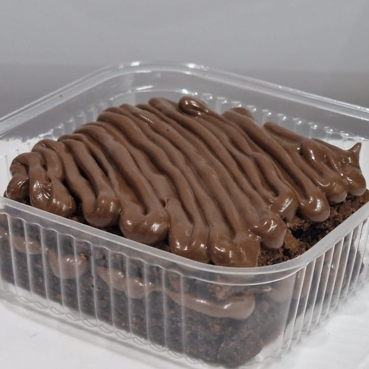 Brownie artesanal com casquinha levemente crocante por fora, massa super macia por dentro e MUITA Nutella cremosa recheando cada camada. Intenso, chocolatudo e impossível comer sem querer outro. Serve 1 pessoa. Tamanho 7x7cm +-200gr