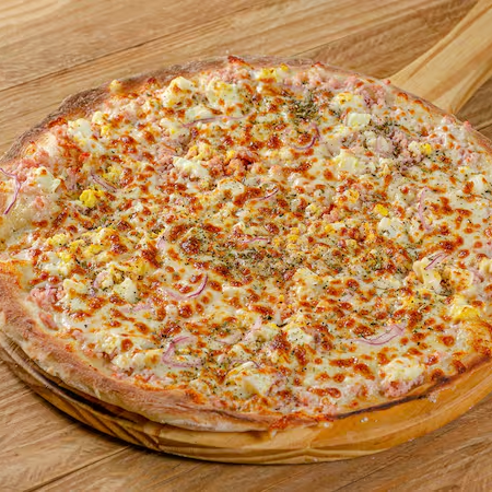 Massa da casa, banhada ao nosso delicioso molho de tomate. Ovos e presuntos bem ralados sobre a massa, com uma generosa camada de queijo muçarela por cima. E para finalizar, cortes de cebola roxa e uma pitada de orégano.