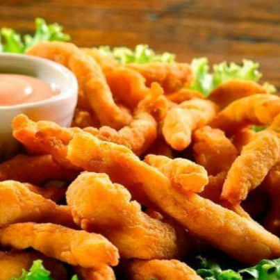 Tiras de filé de merluza empanado na farinha panko e molho especial da casa para acompanhar