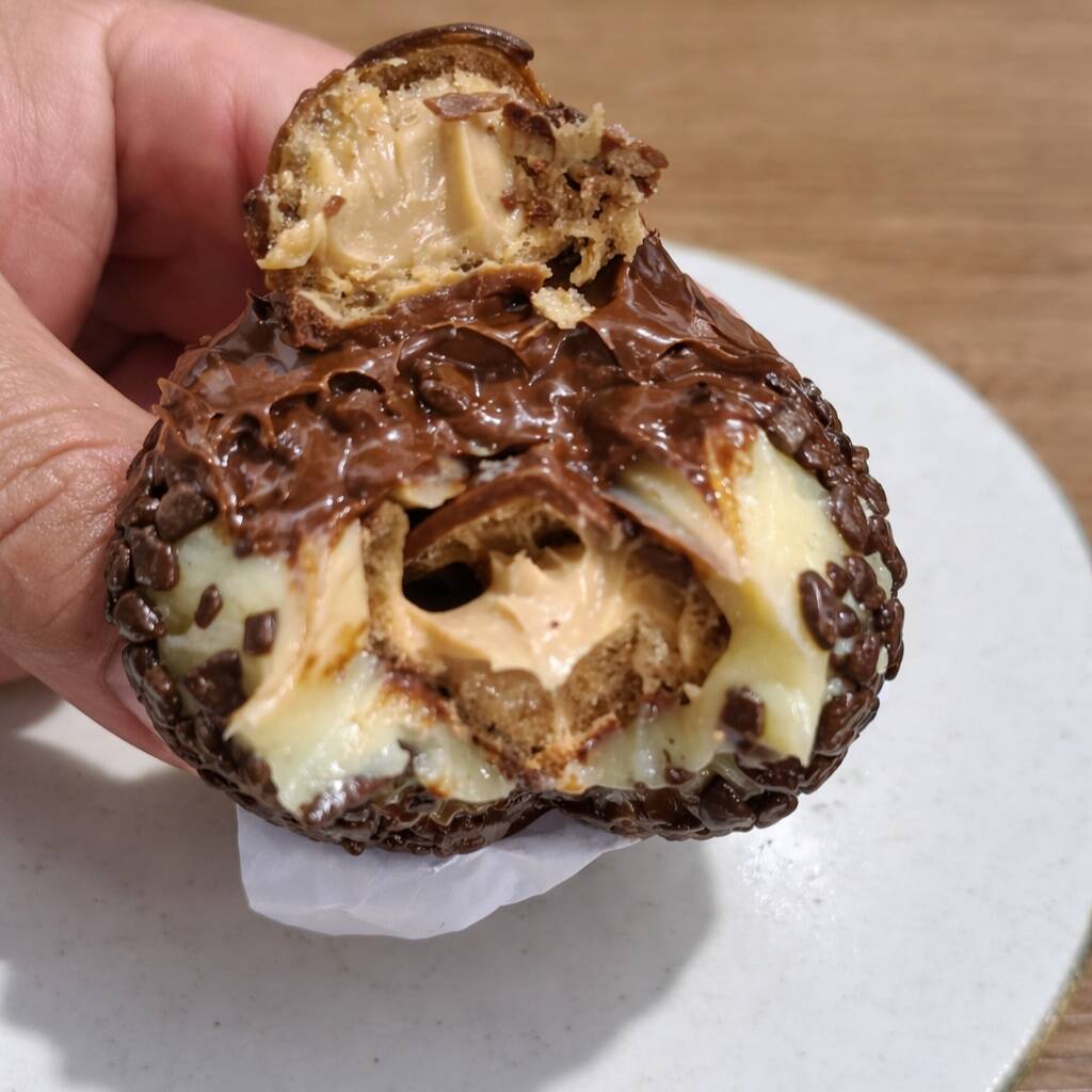 Brigadeiro de Ninho, recheado com Kinder Bueno, finalizado no granulado Gourmet, com Nutella ( original) e Kinder Bueno