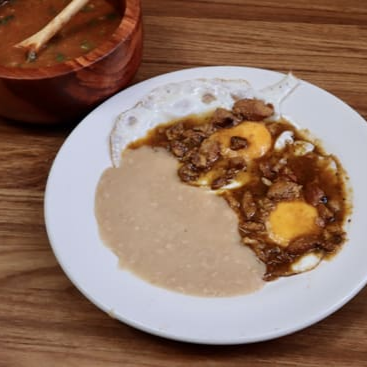 Huevos Fritos con Salsa de Chicharrón