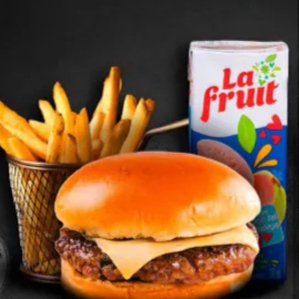 X-Burguer com hambúrguer bovino de 100g, muçarela, alface e tomate, acompanhado de refrigerante Caçulinha ou suco caixinha e batata frita 150g. Perfeito para os pequenos!