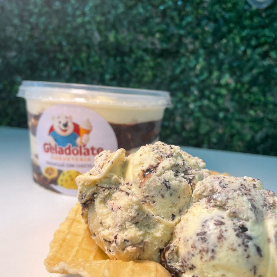 Delicia cremosa a base de maracujá adiconado de trufa de chocolate meio amargo. Delicioso e cremoso.