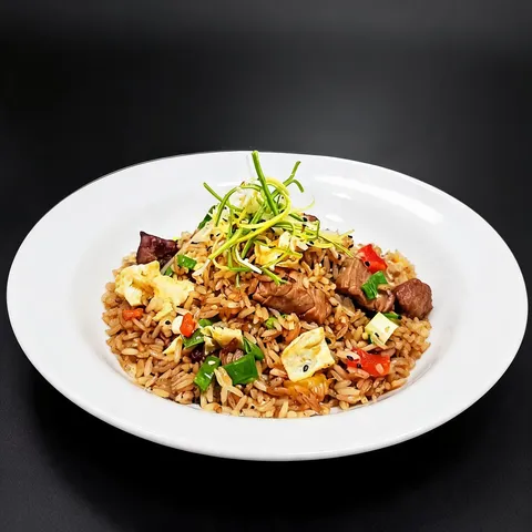 Arroz frito à moda oriental em molho shoyu, óleo de gergelim, gengibre, legumes, ovo e carne bovina. Acompanha Wantan frito e molho agridoce