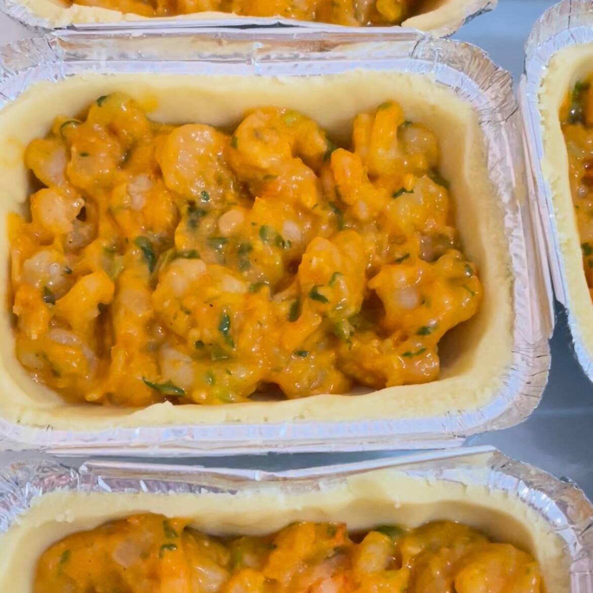 Empadão de camarão com queijo, preparado com recheio cremoso e bem temperado, com camarões e uma deliciosa camada de queijo. Massa douradinha e saborosa, assada na medida certa para deixar cada pedaço ainda mais irresistível. 500 ml.