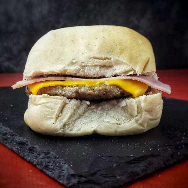 Saboroso lanche com Pão bola , carne, queijo cheddar, presunto , ketchup, molho especial da casa. #hotdog#bacon#cheddar#picanha#xtudo#xsalada#burguer#cachorroquente