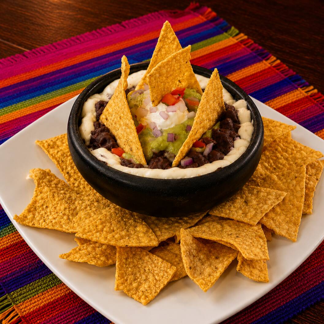 Cazuela con Nachos o Tortillas de Harina.