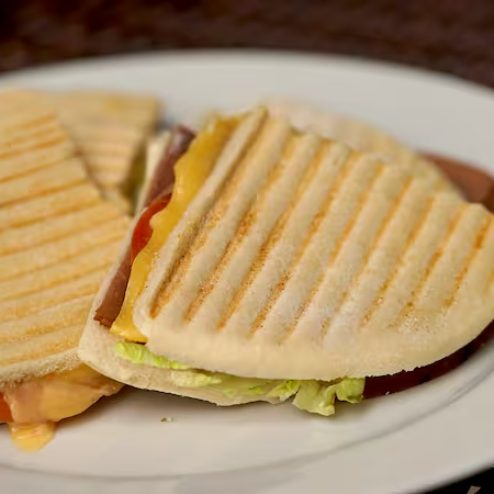 Beirute de rosbife, queijo mussarela, requeijão, alface, tomate e orégano, no pão sírio.