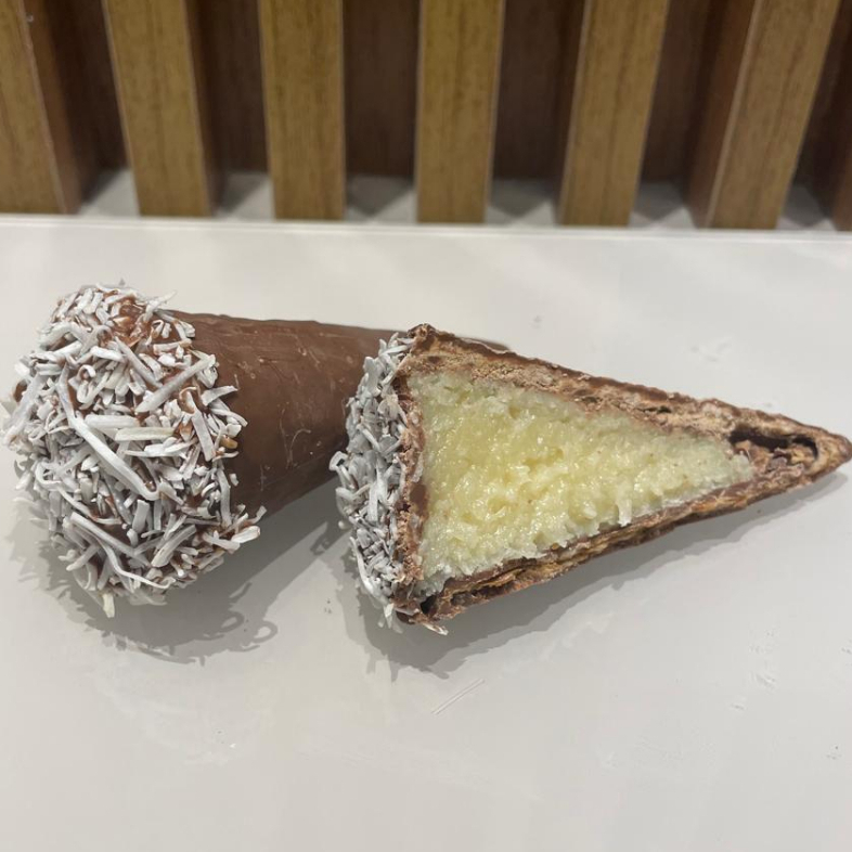Cone trufado artesanal com recheio generoso de coco e cobertura de chocolate. Uma combinação perfeita para quem não resiste ao sabor inconfundível do Prestígio!