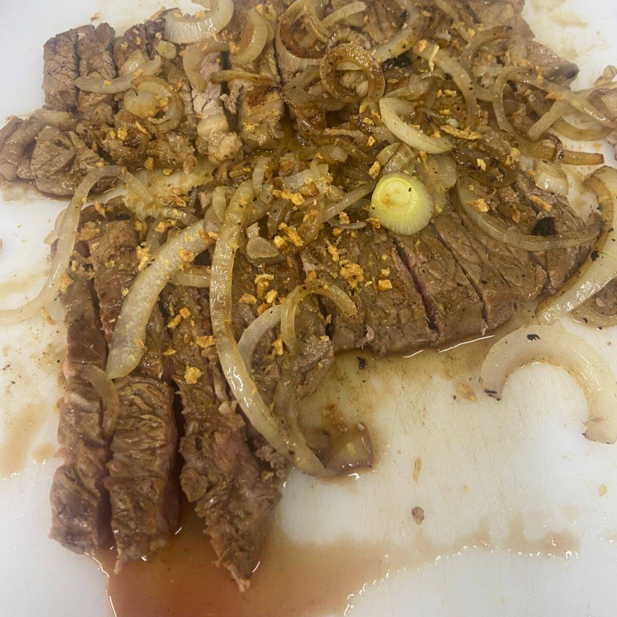 Suculento contra filé grelhado na chapa com cebola dourada, acompanhado de arroz soltinho, feijão caseiro temperado, farofa da casa, batata frita crocante e vinagrete fresco. Prato executivo que mata a fome de verdade. Serve 1 pessoa.