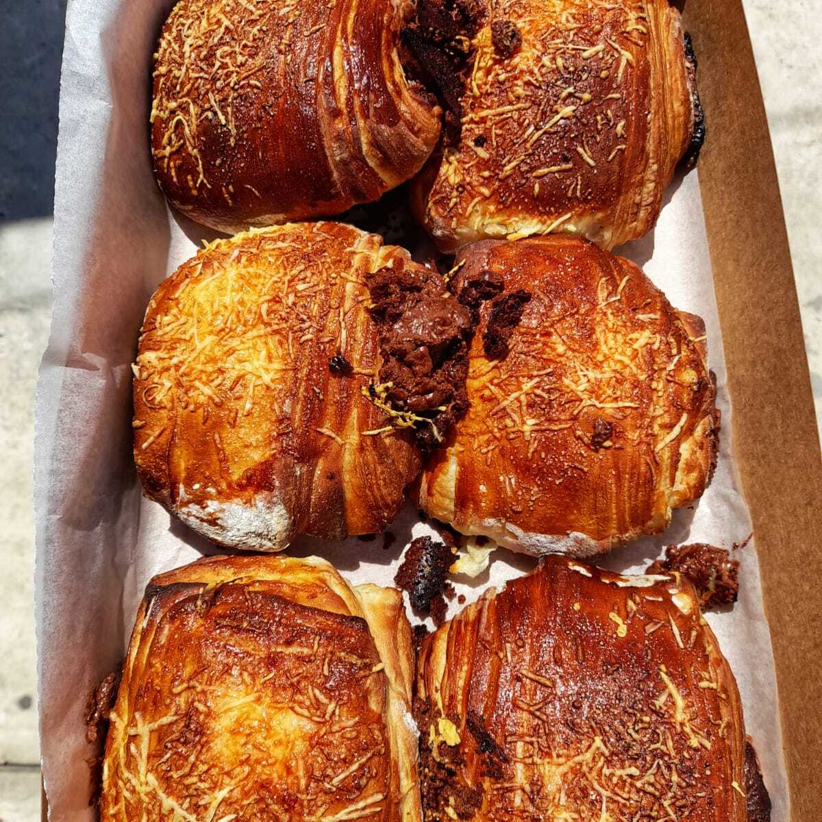 Croissant de crema de avellana y queso de bola