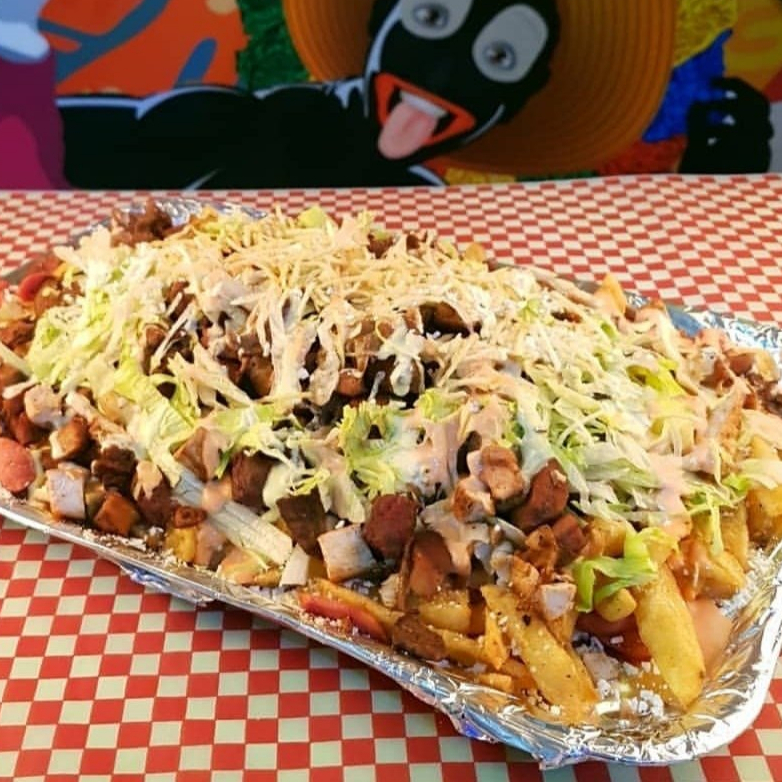 Salchipapa Mixta con Carne y Pollo