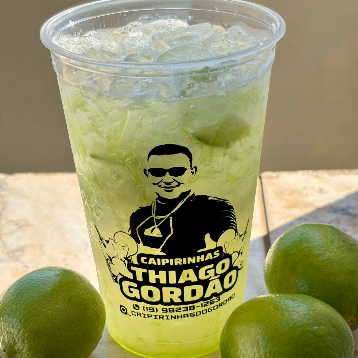 A 'Caipirinha Tradicional de Limão' é uma deliciosa combinação de vodka ou cachaça com suculentos limões frescos. Com um equilíbrio perfeito entre o álcool e o cítrico, essa caipirinha de 700ml é uma explosão de sabor que promete aguçar o paladar. Sinta a autenticidade brasileira em cada gole dessa bebida refrescante e inconfundível. Ideal para acompanhar uma refeição deliciosa ou para celebrar momentos especiais. Experimente e apaixone-se pela nossa Caipirinha Tradicional de Limão!