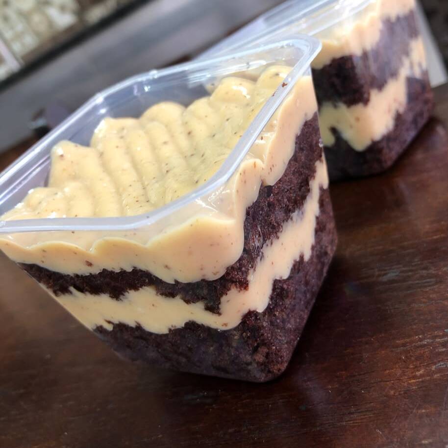 Bolo no pote com massa de chocolate e recheio de ninho 250ml