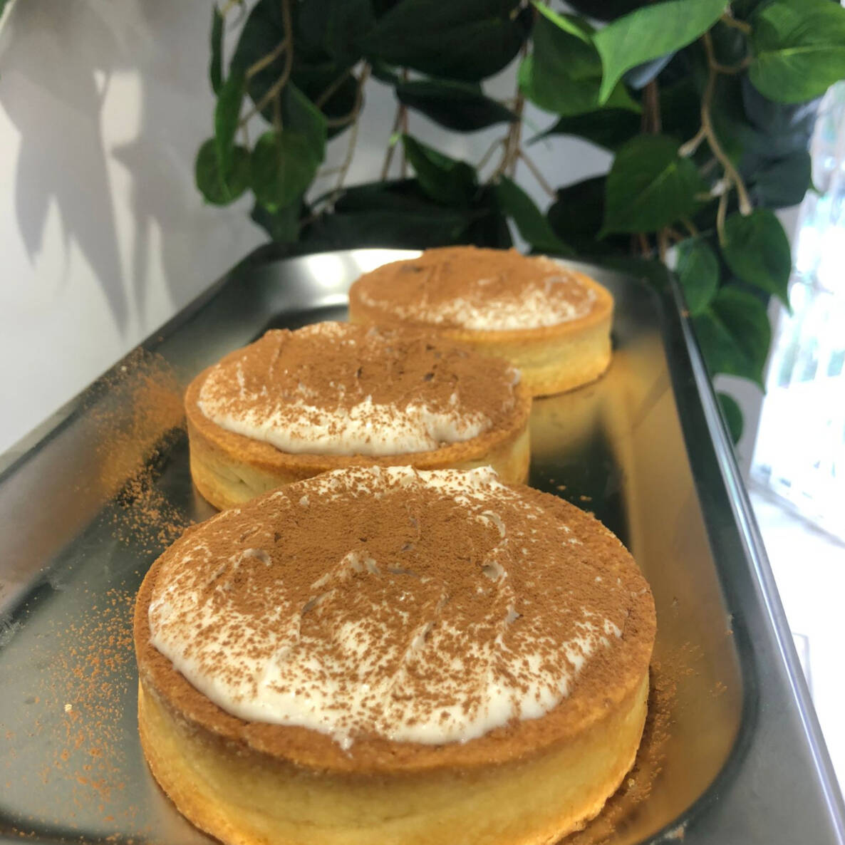 Mini tortinha, recheada com doce de leite, bananas picadas e coberta com chantilly vegano. Serve uma pessoa.