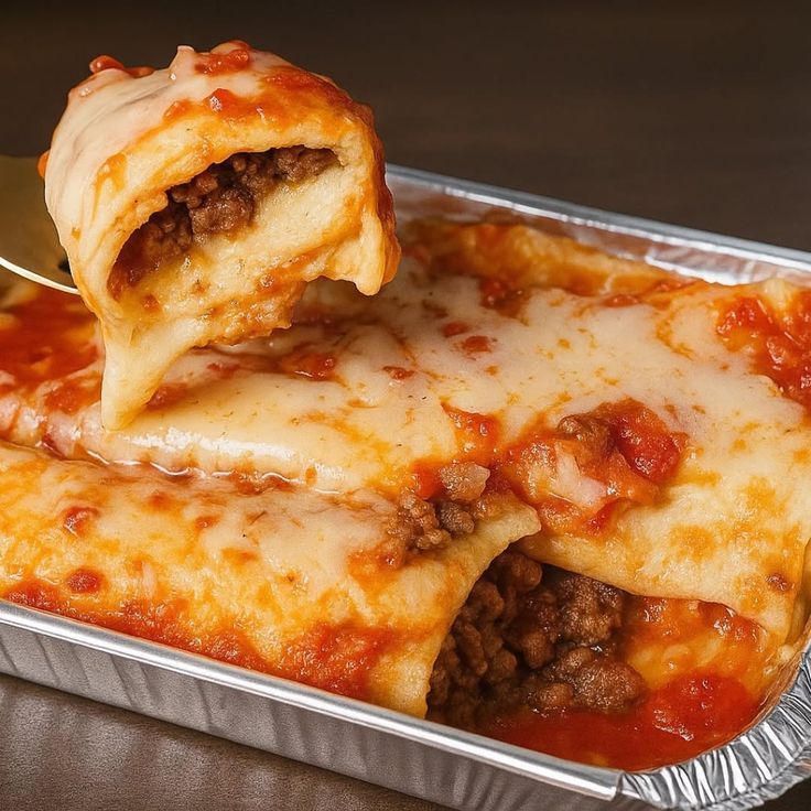 Panqueca recheada com carne moída bem temperada, finalizada com molho branco cremoso e queijo mussarela gratinado por cima. Deliciosa e bem caseira!