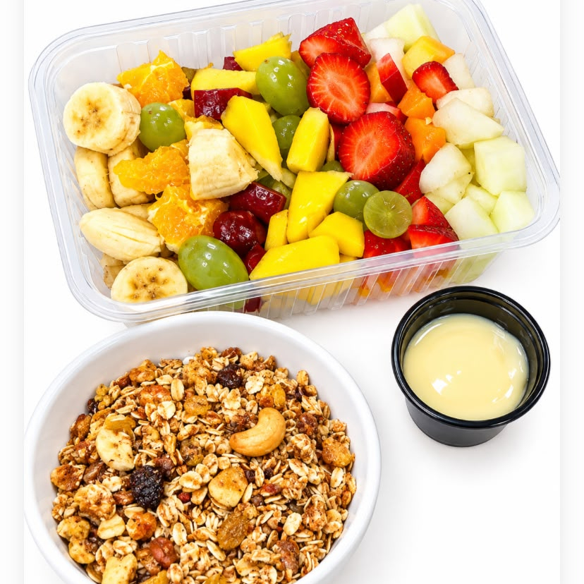 🍓 **Salada de Frutas Família – 1 Litro** 🍇🥭 Uma deliciosa combinação de **uva, morango, melão, manga, laranja, banana e mamão**, preparada com frutas frescas e saborosas. Acompanha **pedaços de goiabada, leite condensado e granola crocante**, deixando cada colherada ainda mais especial. 🥭 **Tamanho Família: pote de 1 litro**, perfeito para compartilhar! ❤️