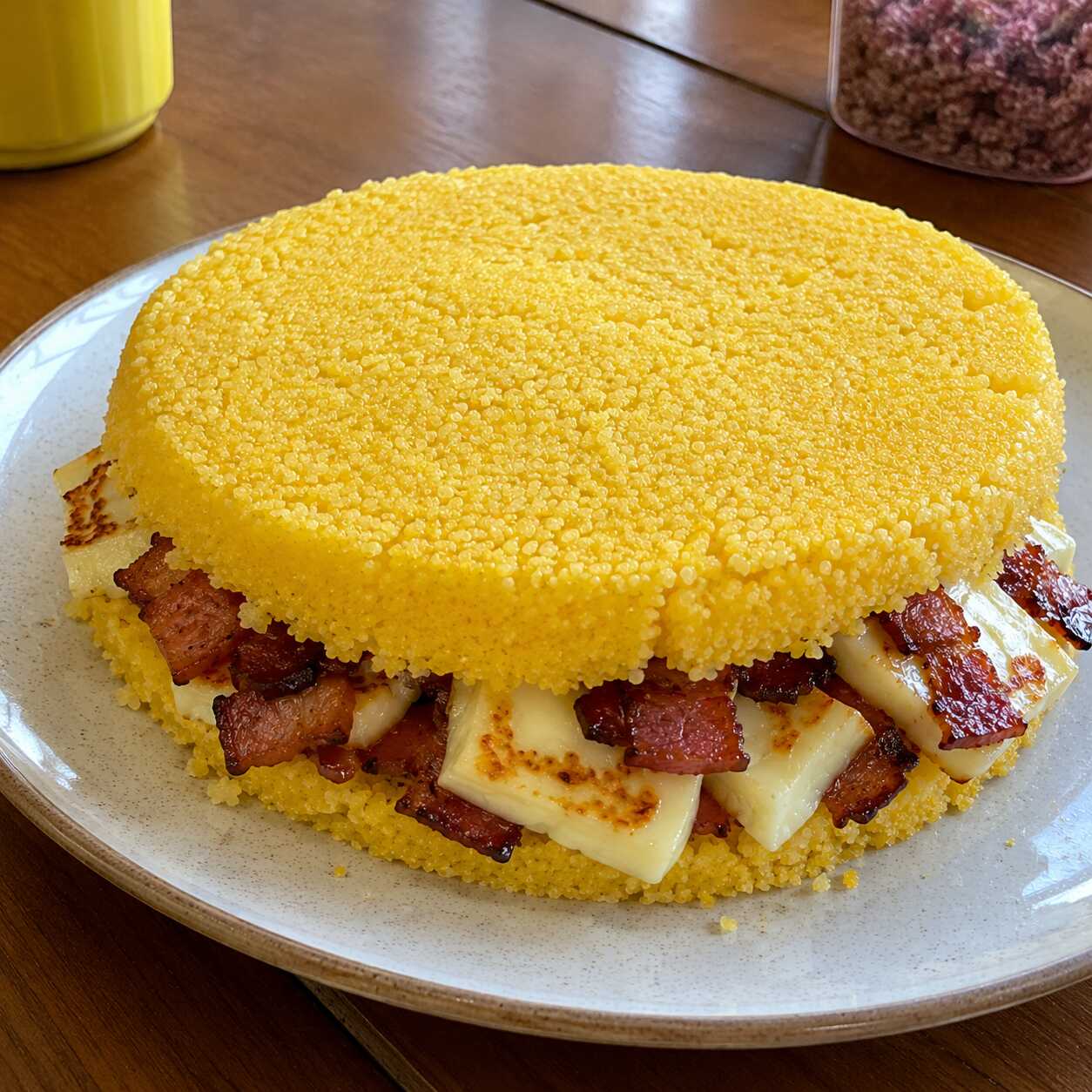 Cuscuz quentinho e preparado na hora, recheado com bacon e queijo coalho.