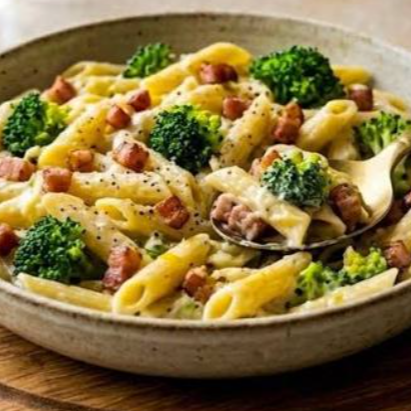 Molho cremoso de quatro queijos com brócolis frescos al dente. Com a opção de adicionar bacon crocante e dourado por cima — do jeito que você gosta.