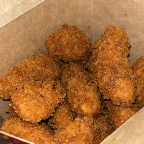 Frango Filezinho Sassami temperado com tempero da casa, empanado no farinha Panko + 2 Molhos