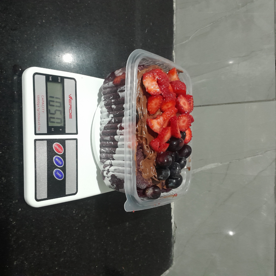 Açaí cremoso + granola+ banana+ leite em po + uva + leite comdessado, todos adicionais vão montados em camadas pote de 1 litro corra e experimente o melhor açaí da sua vida !