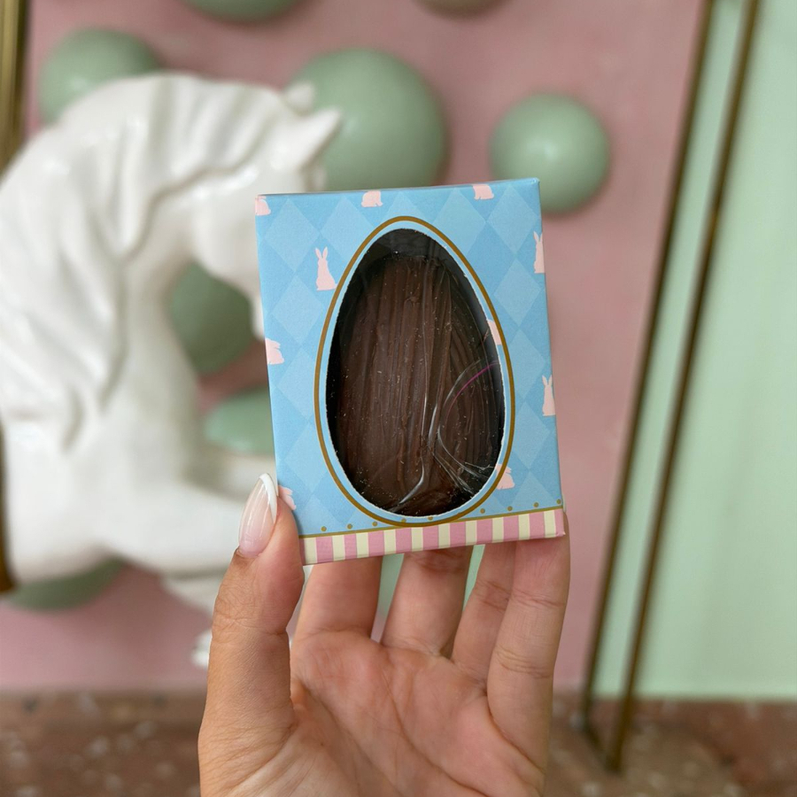 Casca de chocolate ao leite recheada com cocada cremosa.Aprox. 70g.