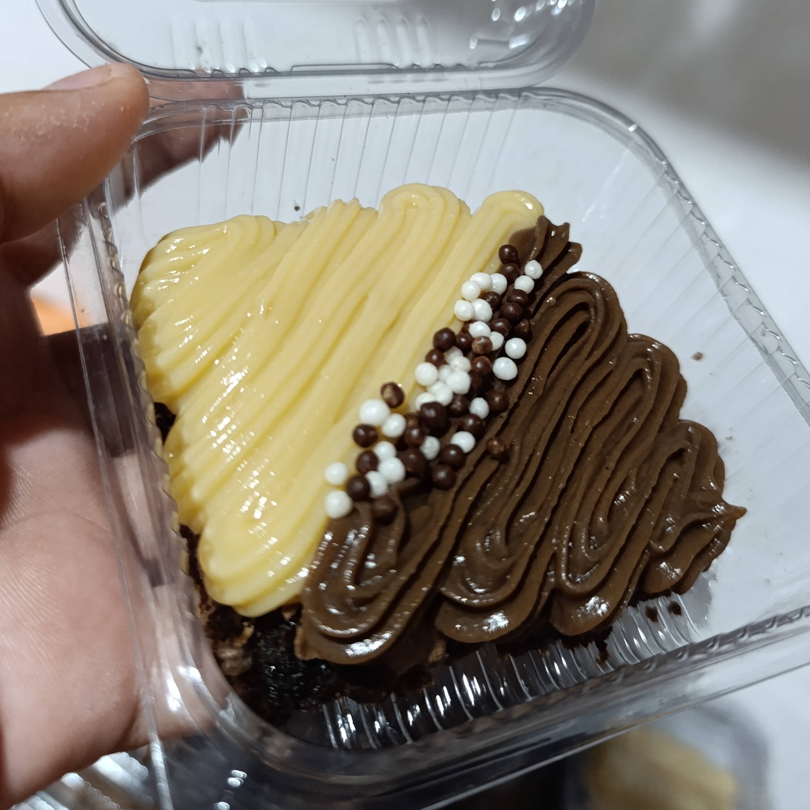 Brownie de chocolate com recheio de brigadeiro feito com cacau 100% e brigadeiro de chocolate branco