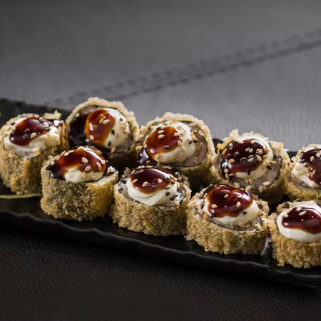 Hot Roll é preparado com cream cheese, molho tarê e um toque final de cebolinha. Quem prova se apaixona.