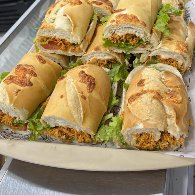 pão tipo baguete, maionese e frango