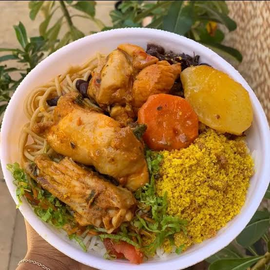 Acompanha, arroz, feijão, macarrão, salada e legumes