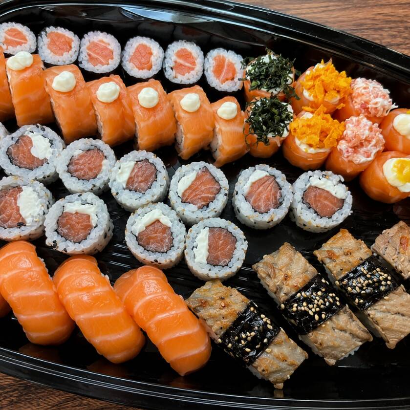 Barca Famosa da Chef Viih: Contém 5 hossomakis de salmão, 5 uramakis com lâmina de salmão, 10 uramakis Philadelphia, 8 joys com toppings de crispy de couve, tartar de salmão, Doritos e molho mostarda e mel, 5 niguiris de salmão, 5 niguiris de skin e 4 sashimis de salmão. Acompanha: 3 molhos shoyu, 3 molhos tarê e 3 pares de hashis.