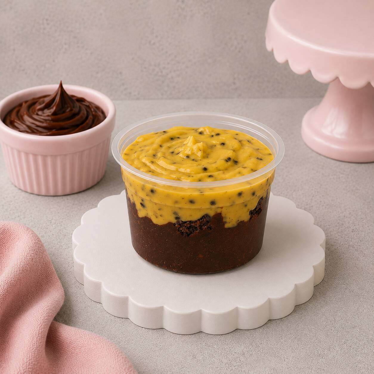 Cubinhos de brownie macio escondidos entre Brigadeiro de chocolate e brigadeiro de maracujá. Uma combinação incrivelmente gostosa!
Peso 120 g
Perfeito para matar a vontade de comer um docinho!!!
P.S: Caso deseje um brownie bem farto, recomendamos nosso Brownie Supreme de Morango ou nossas Fatias de Brownie!